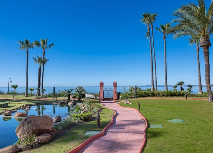 APARTAMENTO EN PLANTA BAJA CON TERRAZA PRIVADA EN ESTEPONA