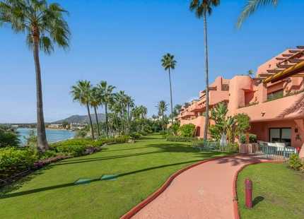APARTAMENTO EN PLANTA BAJA CON TERRAZA PRIVADA EN ESTEPONA