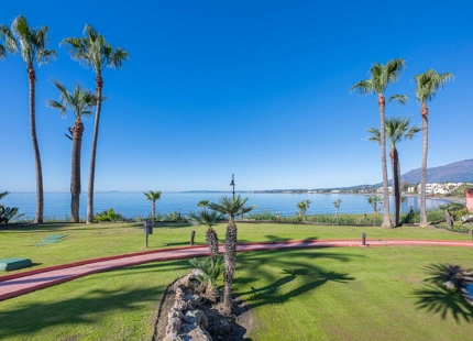 APARTAMENTO EN PLANTA BAJA CON TERRAZA PRIVADA EN ESTEPONA