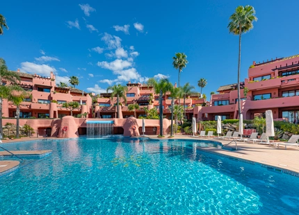 APARTAMENTO EN PLANTA BAJA CON TERRAZA PRIVADA EN ESTEPONA