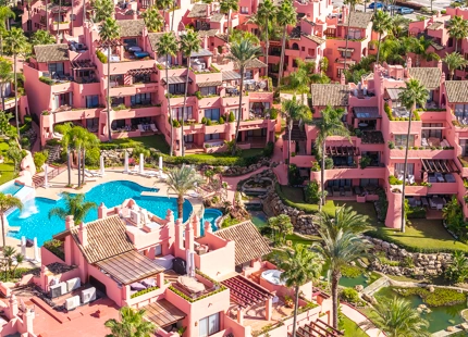 APARTAMENTO EN PLANTA BAJA CON TERRAZA PRIVADA EN ESTEPONA