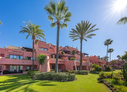 APARTAMENTO EN PLANTA BAJA CON TERRAZA PRIVADA EN ESTEPONA