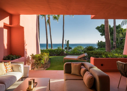 GROUND FLOOR APARTMENT WITH PRIVATE TERRACE IN ESTEPONA