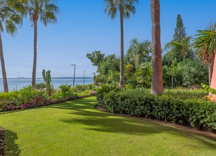 APARTAMENTO EN PLANTA BAJA CON TERRAZA PRIVADA EN ESTEPONA