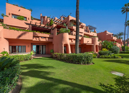APARTAMENTO EN PLANTA BAJA CON TERRAZA PRIVADA EN ESTEPONA