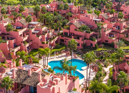 APARTAMENTO EN PLANTA BAJA CON TERRAZA PRIVADA EN ESTEPONA
