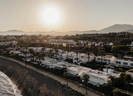 ELEGANTE VILLA ADOSADA CON PISCINA PRIVADA EN LA MILLA DE ORO DE MARBELLA