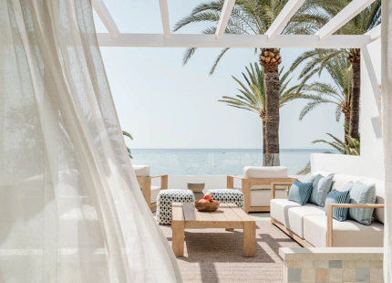 ELEGANTE VILLA ADOSADA CON PISCINA PRIVADA EN LA MILLA DE ORO DE MARBELLA