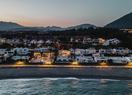 ELEGANTE VILLA ADOSADA CON PISCINA PRIVADA EN LA MILLA DE ORO DE MARBELLA