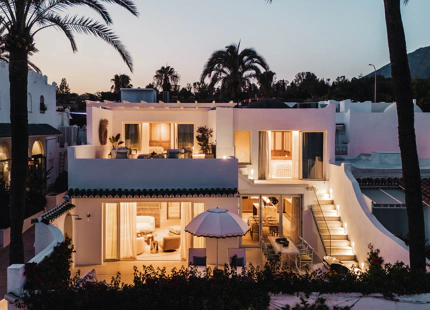 ELEGANTE VILLA ADOSADA CON PISCINA PRIVADA EN LA MILLA DE ORO DE MARBELLA