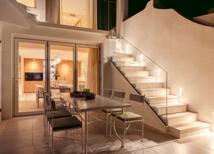 ELEGANTE VILLA ADOSADA CON PISCINA PRIVADA EN LA MILLA DE ORO DE MARBELLA