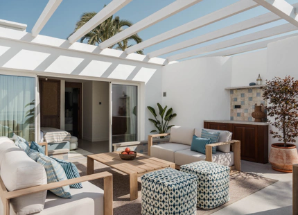 ELEGANTE VILLA ADOSADA CON PISCINA PRIVADA EN LA MILLA DE ORO DE MARBELLA