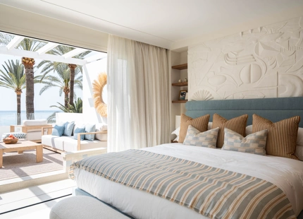 ELEGANTE VILLA ADOSADA CON PISCINA PRIVADA EN LA MILLA DE ORO DE MARBELLA