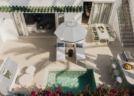 ELEGANTE VILLA ADOSADA CON PISCINA PRIVADA EN LA MILLA DE ORO DE MARBELLA