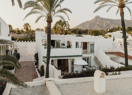 ELEGANTE VILLA ADOSADA CON PISCINA PRIVADA EN LA MILLA DE ORO DE MARBELLA