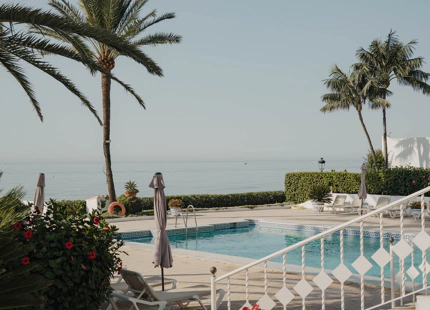 ELEGANTE VILLA ADOSADA CON PISCINA PRIVADA EN LA MILLA DE ORO DE MARBELLA