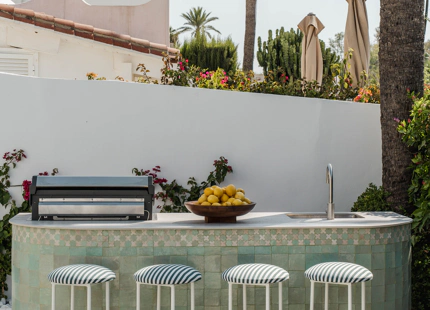 ELEGANTE VILLA ADOSADA CON PISCINA PRIVADA EN LA MILLA DE ORO DE MARBELLA