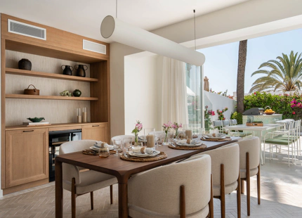 ELEGANTE VILLA ADOSADA CON PISCINA PRIVADA EN LA MILLA DE ORO DE MARBELLA