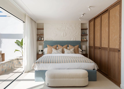 ELEGANTE VILLA ADOSADA CON PISCINA PRIVADA EN LA MILLA DE ORO DE MARBELLA