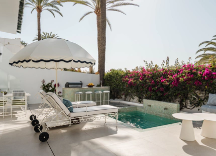 ELEGANTE VILLA ADOSADA CON PISCINA PRIVADA EN LA MILLA DE ORO DE MARBELLA
