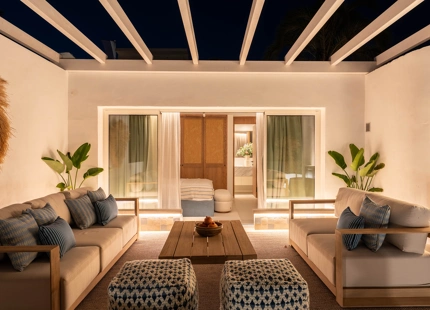 ELEGANTE VILLA ADOSADA CON PISCINA PRIVADA EN LA MILLA DE ORO DE MARBELLA