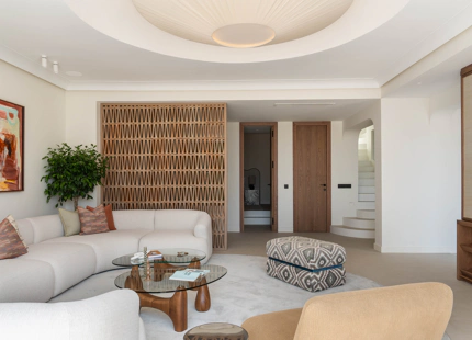 ELEGANTE VILLA ADOSADA CON PISCINA PRIVADA EN LA MILLA DE ORO DE MARBELLA