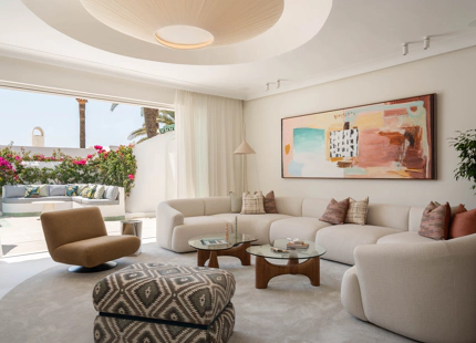 ELEGANTE VILLA ADOSADA CON PISCINA PRIVADA EN LA MILLA DE ORO DE MARBELLA
