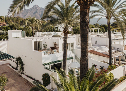 ELEGANTE VILLA ADOSADA CON PISCINA PRIVADA EN LA MILLA DE ORO DE MARBELLA