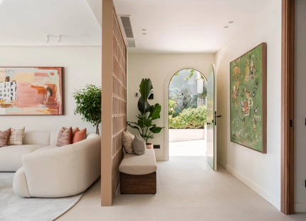 ELEGANTE VILLA ADOSADA CON PISCINA PRIVADA EN LA MILLA DE ORO DE MARBELLA