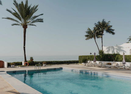 ELEGANTE VILLA ADOSADA CON PISCINA PRIVADA EN LA MILLA DE ORO DE MARBELLA
