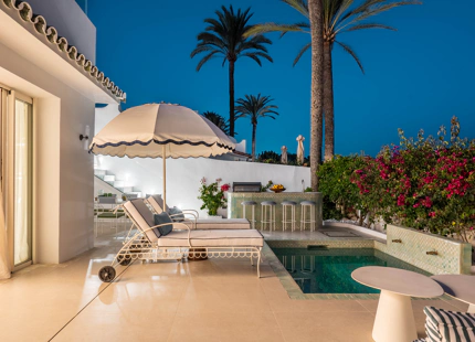 ELEGANTE VILLA ADOSADA CON PISCINA PRIVADA EN LA MILLA DE ORO DE MARBELLA