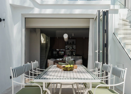 ELEGANTE VILLA ADOSADA CON PISCINA PRIVADA EN LA MILLA DE ORO DE MARBELLA