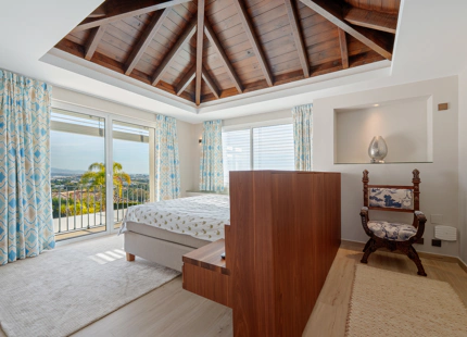 ENCANTADORA VILLA DE LUJO CON VISTAS PANORÁMICAS AL MAR Y LA MONTAÑA EN BENAHAVÍS