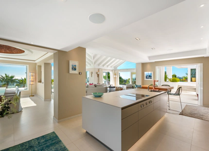 ENCANTADORA VILLA DE LUJO CON VISTAS PANORÁMICAS AL MAR Y LA MONTAÑA EN BENAHAVÍS