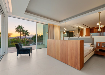 ENCANTADORA VILLA DE LUJO CON VISTAS PANORÁMICAS AL MAR Y LA MONTAÑA EN BENAHAVÍS