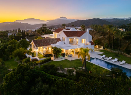 ENCANTADORA VILLA DE LUJO CON VISTAS PANORÁMICAS AL MAR Y LA MONTAÑA EN BENAHAVÍS