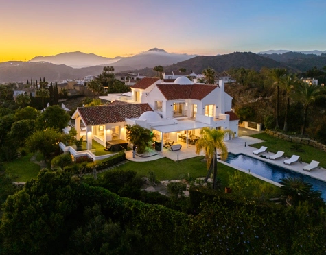 ENCANTADORA VILLA DE LUJO CON VISTAS PANORÁMICAS AL MAR Y LA MONTAÑA EN BENAHAVÍS