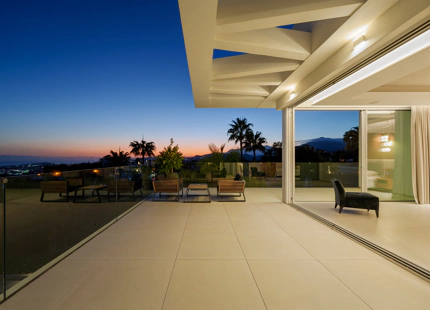 ENCANTADORA VILLA DE LUJO CON VISTAS PANORÁMICAS AL MAR Y LA MONTAÑA EN BENAHAVÍS