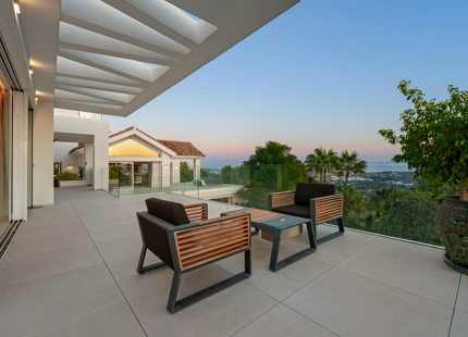 ENCANTADORA VILLA DE LUJO CON VISTAS PANORÁMICAS AL MAR Y LA MONTAÑA EN BENAHAVÍS