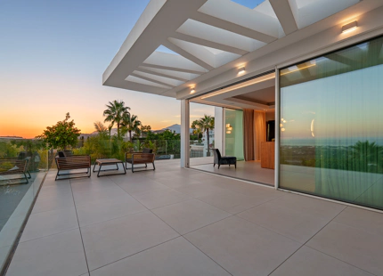 ENCANTADORA VILLA DE LUJO CON VISTAS PANORÁMICAS AL MAR Y LA MONTAÑA EN BENAHAVÍS