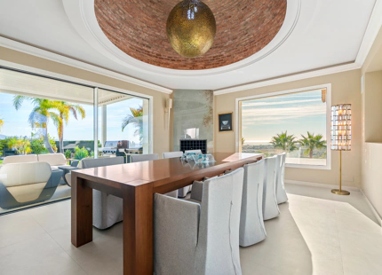 ENCANTADORA VILLA DE LUJO CON VISTAS PANORÁMICAS AL MAR Y LA MONTAÑA EN BENAHAVÍS