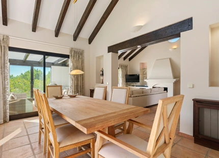 ENCANTADORA VILLA DE LUJO CON VISTAS PANORÁMICAS AL MAR Y LA MONTAÑA EN BENAHAVÍS