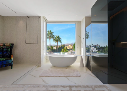 ENCANTADORA VILLA DE LUJO CON VISTAS PANORÁMICAS AL MAR Y LA MONTAÑA EN BENAHAVÍS