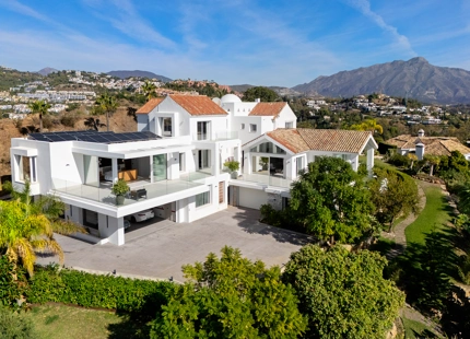 ENCANTADORA VILLA DE LUJO CON VISTAS PANORÁMICAS AL MAR Y LA MONTAÑA EN BENAHAVÍS