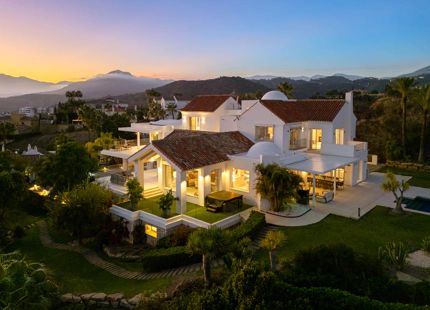 ENCANTADORA VILLA DE LUJO CON VISTAS PANORÁMICAS AL MAR Y LA MONTAÑA EN BENAHAVÍS