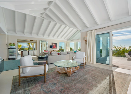 ENCANTADORA VILLA DE LUJO CON VISTAS PANORÁMICAS AL MAR Y LA MONTAÑA EN BENAHAVÍS