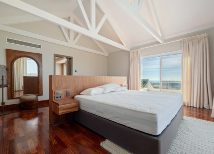 ENCANTADORA VILLA DE LUJO CON VISTAS PANORÁMICAS AL MAR Y LA MONTAÑA EN BENAHAVÍS