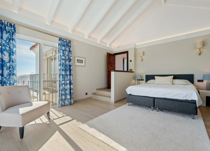 ENCANTADORA VILLA DE LUJO CON VISTAS PANORÁMICAS AL MAR Y LA MONTAÑA EN BENAHAVÍS