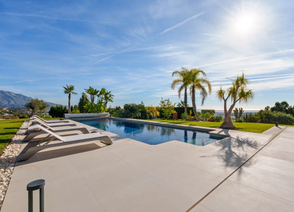 ENCANTADORA VILLA DE LUJO CON VISTAS PANORÁMICAS AL MAR Y LA MONTAÑA EN BENAHAVÍS