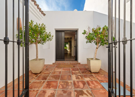ENCANTADORA VILLA DE LUJO CON VISTAS PANORÁMICAS AL MAR Y LA MONTAÑA EN BENAHAVÍS